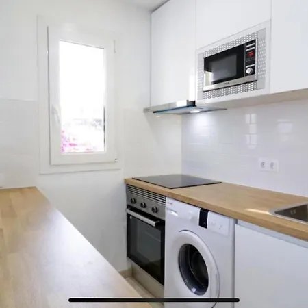 Apartment Stunning Refurbished 1 Bedroom *